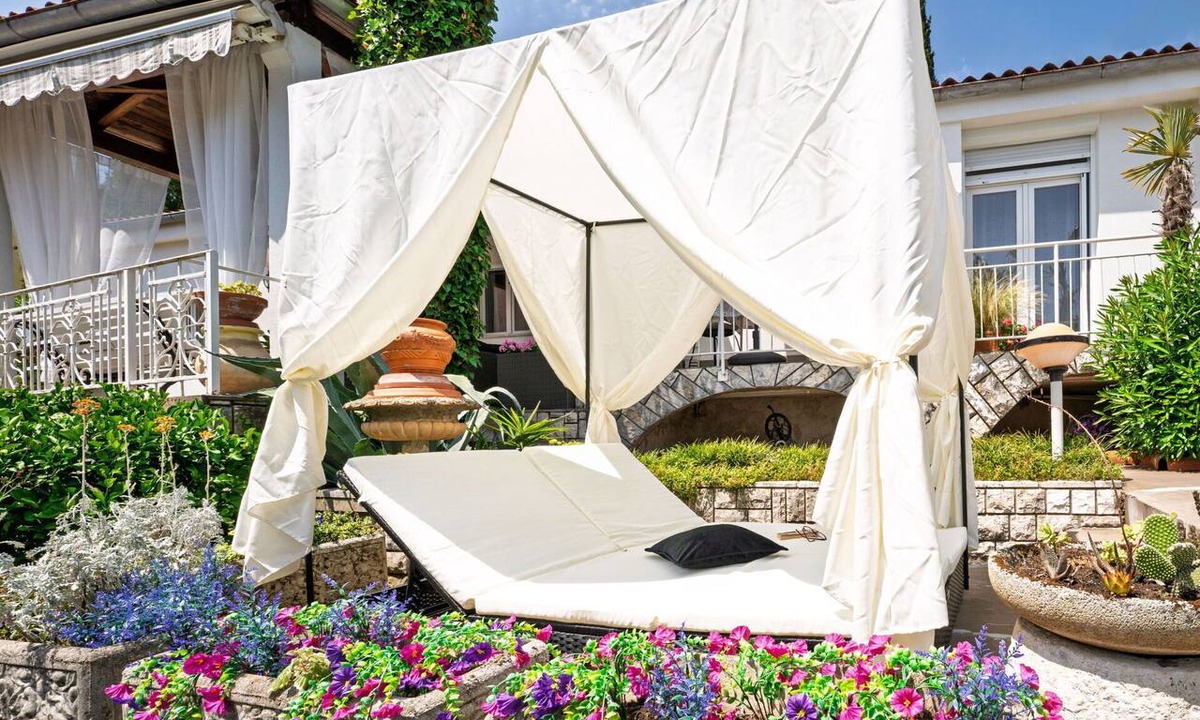 Ika House | Wonderful villa for 10 guests with WIFI, A/C, TV and terrace