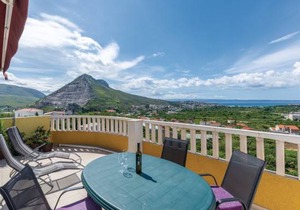 2 bedroom accommodation in Zrnovnica in Žrnovnica
