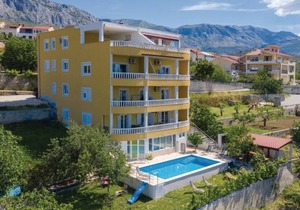 2 bedroom accommodation in Zrnovnica in Žrnovnica