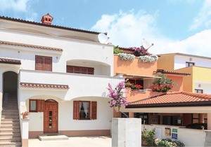 2 Bedroom Nice Apartment In Pula