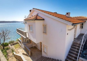 3 Bedroom Cozy Apartment In Prizna