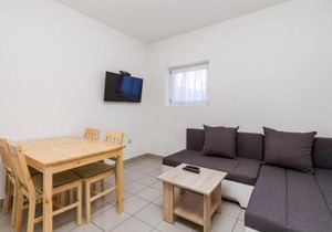 3 Bedroom Cozy Apartment In Prizna