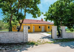 Attractive Villa in Sorici with Swimming Pool in Šorići
