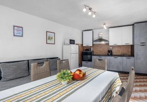 Awesome home in Grizane