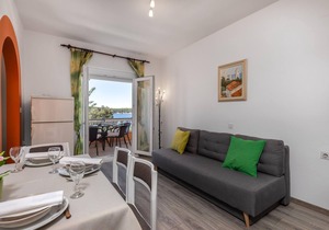 Beach front apartment in Barbat na Rabu with WiFi