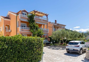 Beach front apartment in Barbat na Rabu with WiFi