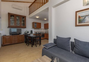 Beach front apartment in Njivice with WiFi in Njivice
