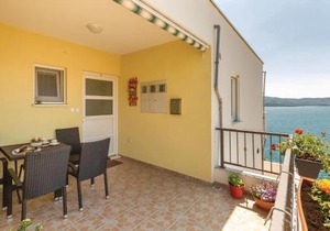 Beach Front Apartment In Komarna With Wifi in Komarna