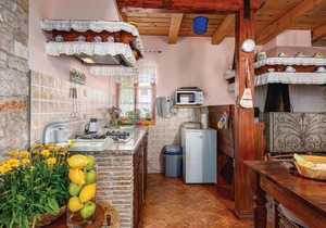 Come to the countryside of Istria and enjoy a relaxing vacation in a quiet area. in Peresiji
