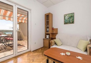 Cozy Apartment In Dinjiska With House Sea View