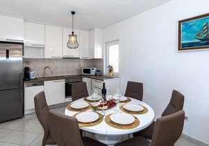 Gorgeous apartment in Komarna with WiFi in Komarna