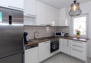 Gorgeous apartment in Komarna with WiFi in Komarna