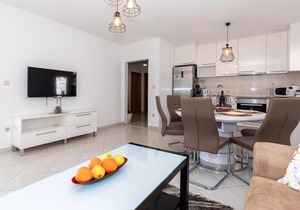 Gorgeous apartment in Komarna with WiFi in Komarna