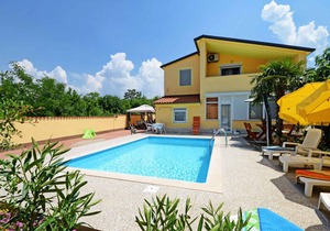 Holiday apartment with use of pool
