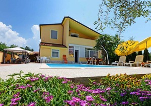 Holiday apartment with use of pool