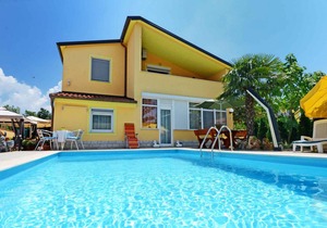 Holiday apartment with use of pool