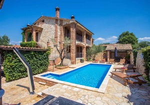 Holiday apartment with pool and Tuscan style
