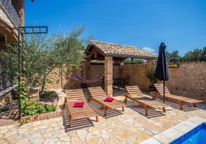 Holiday apartment with pool and Tuscan style