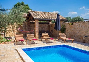 Holiday apartment with pool and Tuscan style