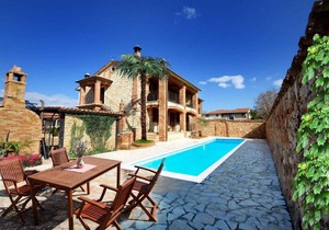 Holiday apartment with pool and Tuscan style