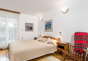 Look forward to a relaxing vacation near the beach and the sea in this vacation apartment.