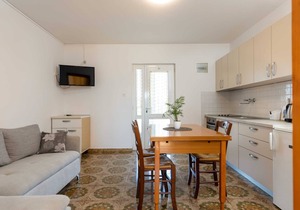 Lovely house LINDI in Poreč- one-bedroom apartment in Vrvari