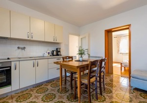 Lovely house LINDI in Poreč- one-bedroom apartment in Vrvari