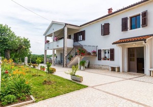 Lovely house LINDI in Poreč- one-bedroom apartment in Vrvari