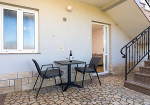Lovely house LINDI in Poreč- one-bedroom apartment in Vrvari
