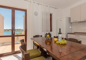 Nice apartment in Brodarica with house sea view