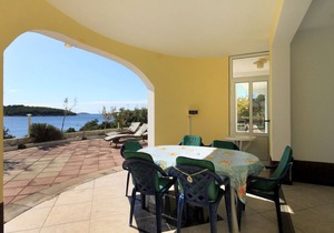 Three bedroom apartment with a swimming pool by the beach Zečevo Rtić, Rogoznica (A-8366-a) in Primošten