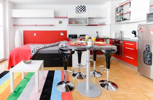 Ljubljana City Centre Apartment | ★★★ Red Velvet Haven | Free garage+Bikes+Coffee | Netflix+WiFi+AC+PlayStation★★★