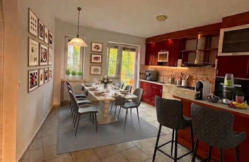 Ljubljana Apartment | 120m² 4Br High-Ceiling Apartment, Ljubljana city Center & TivoliPark with Balkon