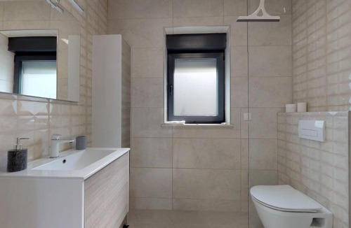 Drenje Apartment | 2 Bed House - Sleeps 4 - Garden - Parking