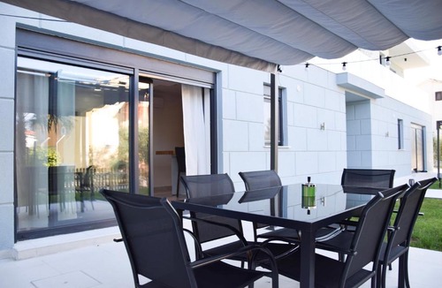 Drenje Apartment | 2 Bed House - Sleeps 4 - Garden - Parking