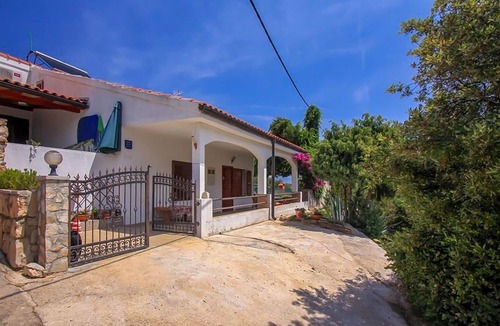 Pokrivenik Apartment | 2 bedroom awesome apartment in Gdinj