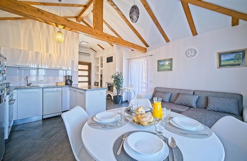 Brdovec House | 2 bedroom beach front home in Kraj Donji