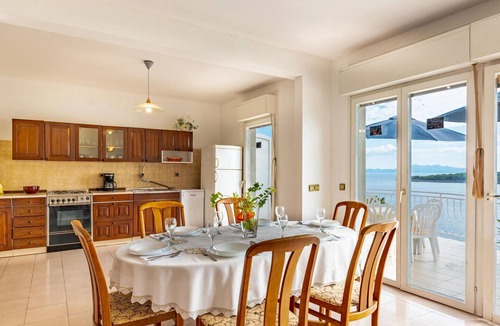 Prizba Apartment | 2 bedroom beach front apartment in Blato