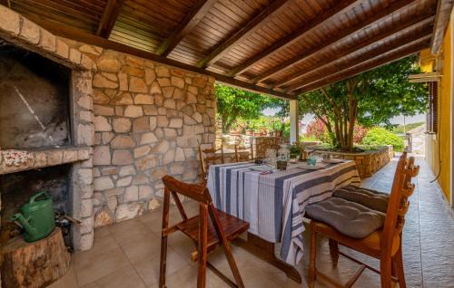 Mali Iz Apartment | 2 Bedroom Beach Front Apartment In Mali Iz