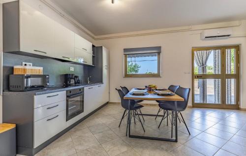 Mali Vareski Apartment | 2 Bedroom Nice Apartment In Peruski