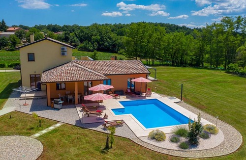 Karojba Other | 250 m² Accommodation ∙ 3 bedrooms ∙ 6 guests
