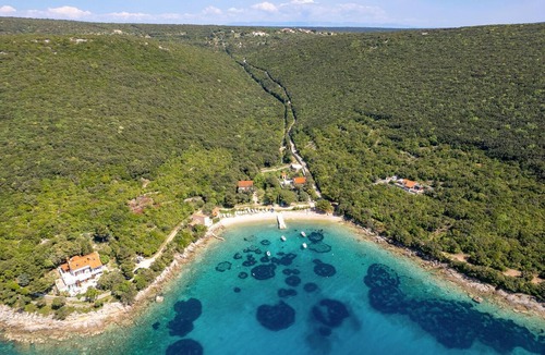 Sveti Jakov Apartment | 3 bedroom beach front apartment in Cres