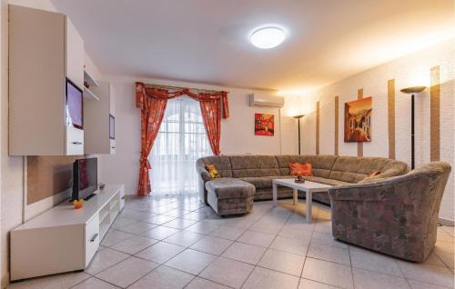 Pavicini Apartment | 3 Bedroom Beautiful Apartment In Pavicini