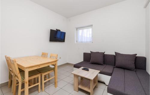 Prizna Apartment | 3 Bedroom Cozy Apartment In Prizna