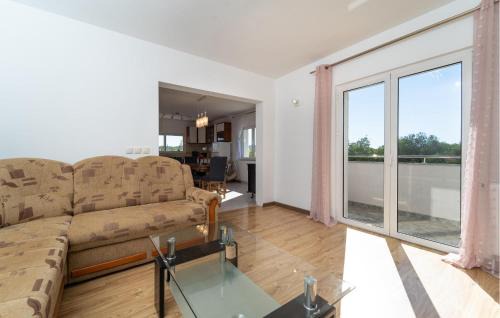 Velim Apartment | 3 Bedroom Lovely Apartment In Radasinovci