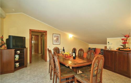 Stancija Vodopija Apartment | 3 Bedroom Nice Apartment In Porec