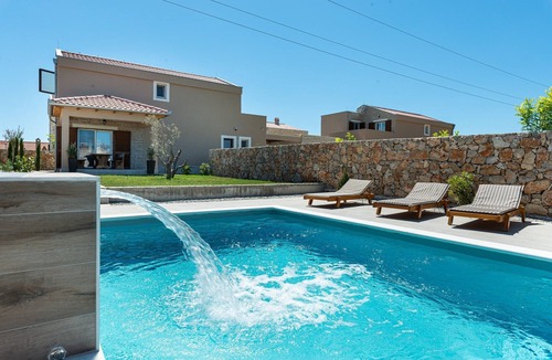 Privlaka Villa | 3-Bedroom Privlaka Villa with Pool
