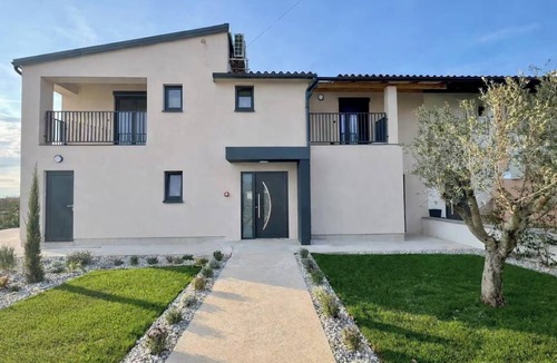 Porec Villa | 4-Bdroom Family Villa Sleeps 20 w/Pool and Hot tub