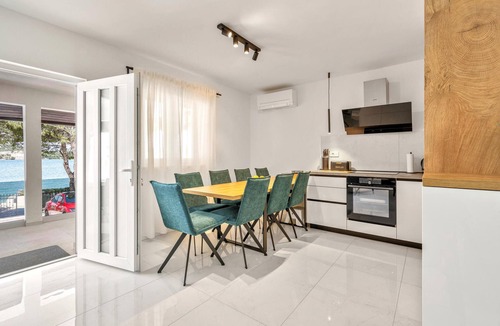 Betina House | 4 bedroom accommodation in Betina