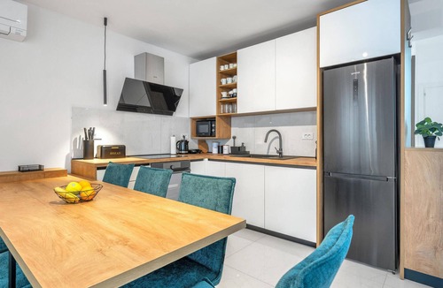 Betina House | 4 bedroom accommodation in Betina